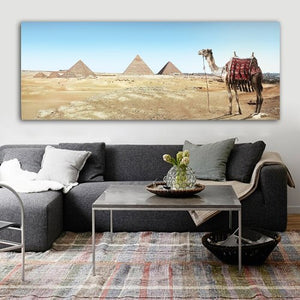 Le chameau du désert et les pyramides