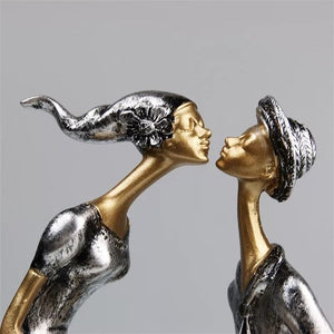 Statuette: le baiser des amoureux